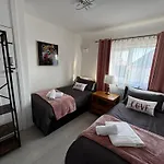 3Br, 6 X Free Off Street Parking, Cctv,Perfect For Business Trip & Families Holiday & Working Proffesional-Long Term,M1 J25-10Min ,Wi-Fi 500Mb,Netflix,Secure Huge Private Garden,Fully Equiped Kitchen,Few Local Shops- Peaceful & Convenient,