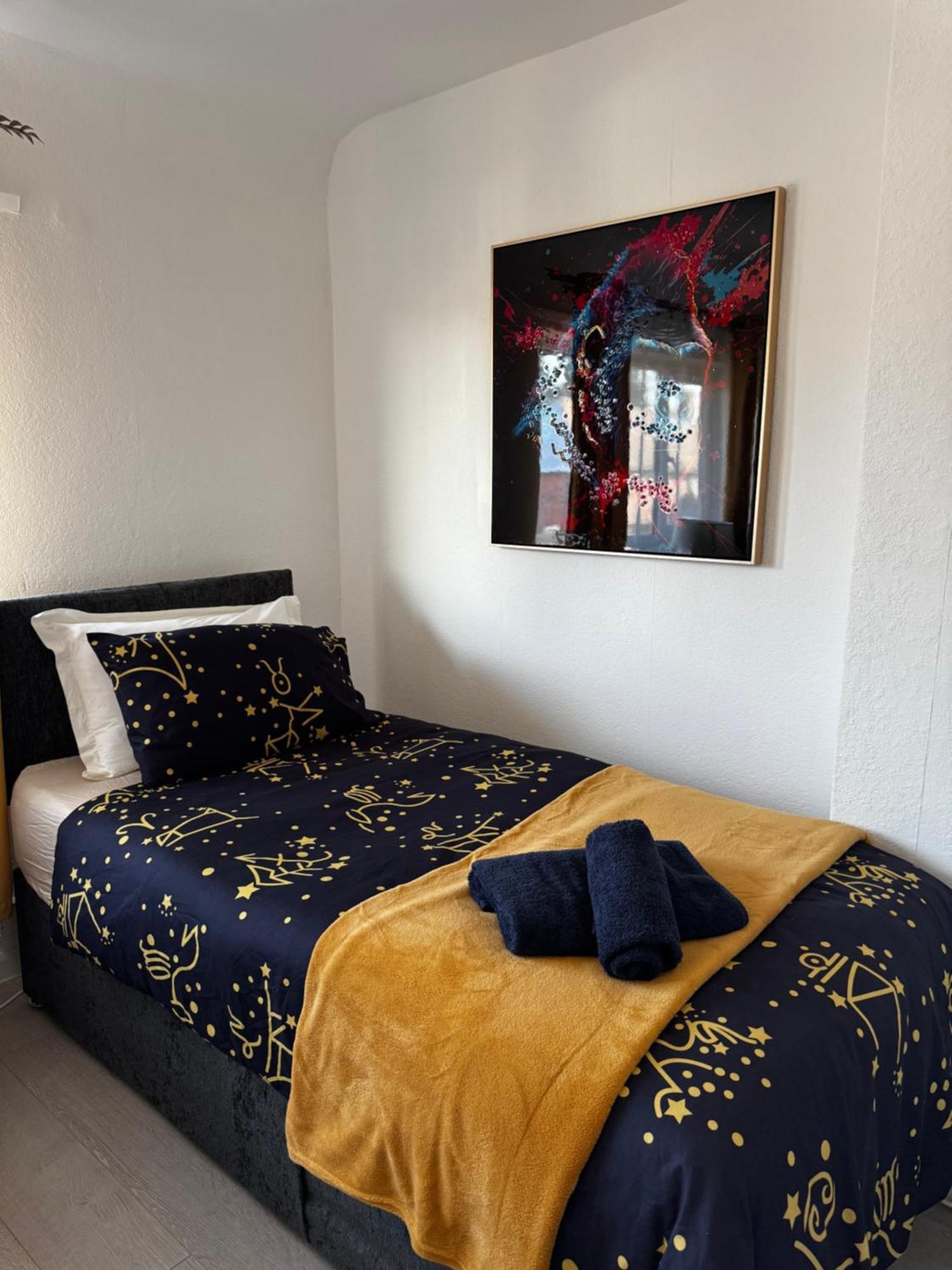3br, 6 X Free Off Street Parking, Cctv,perfect For Business Trip & Families & Working Proffesional-long Term,m1 J25-10min ,wi-fi 500mb,netflix,secure Huge Private Garden,fully Equiped Kitchen,few Local Shops- Peaceful & Convenient, * Nottingham