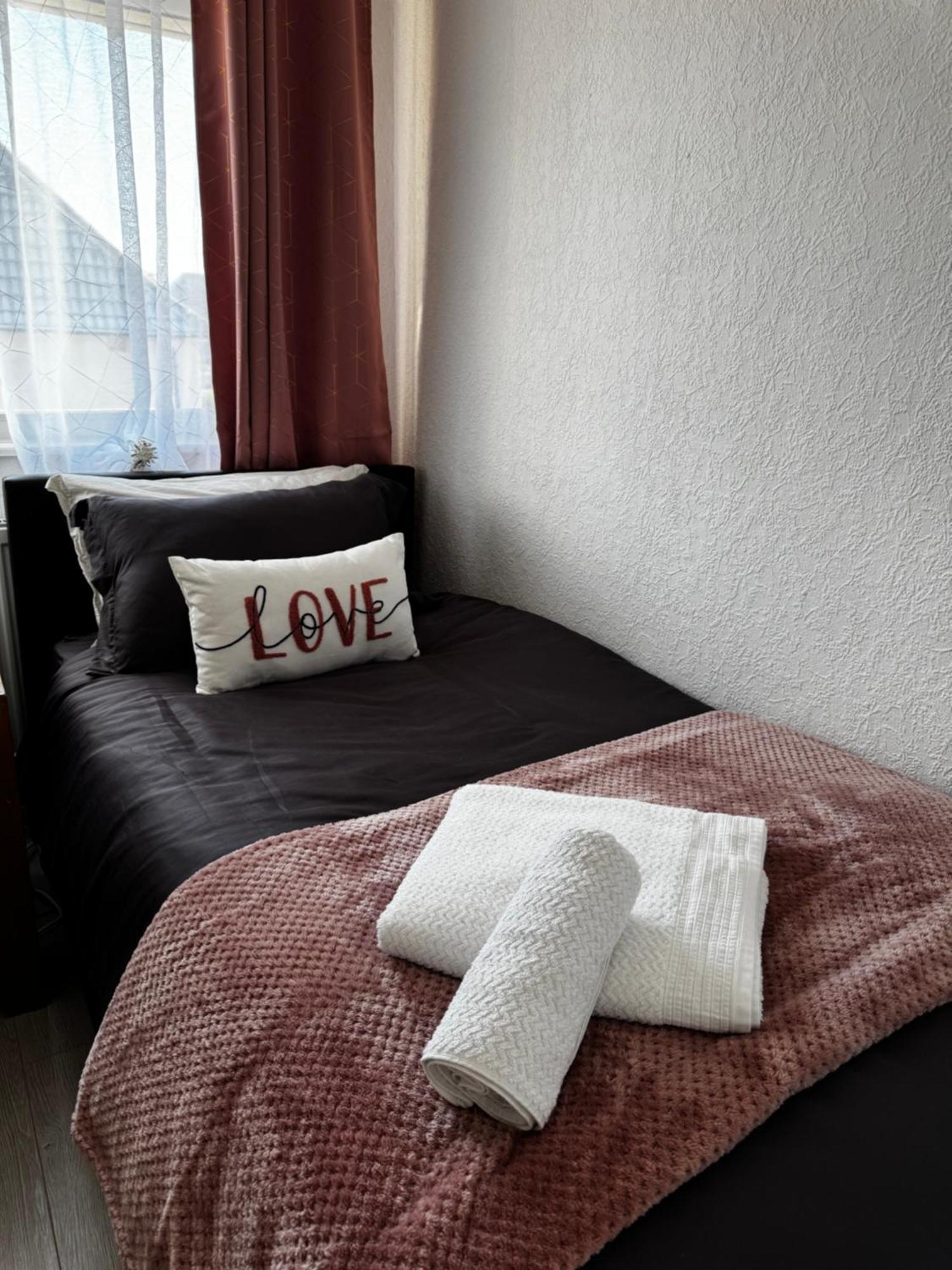 Holiday home 3br, 6 X Free Off Street Parking, Cctv,perfect For Business Trip & Families & Working Proffesional-long Term,m1 J25-10min ,wi-fi 500mb,netflix,secure Huge Private Garden,fully Equiped Kitchen,few Local Shops- Peaceful & Convenient, Nottingham