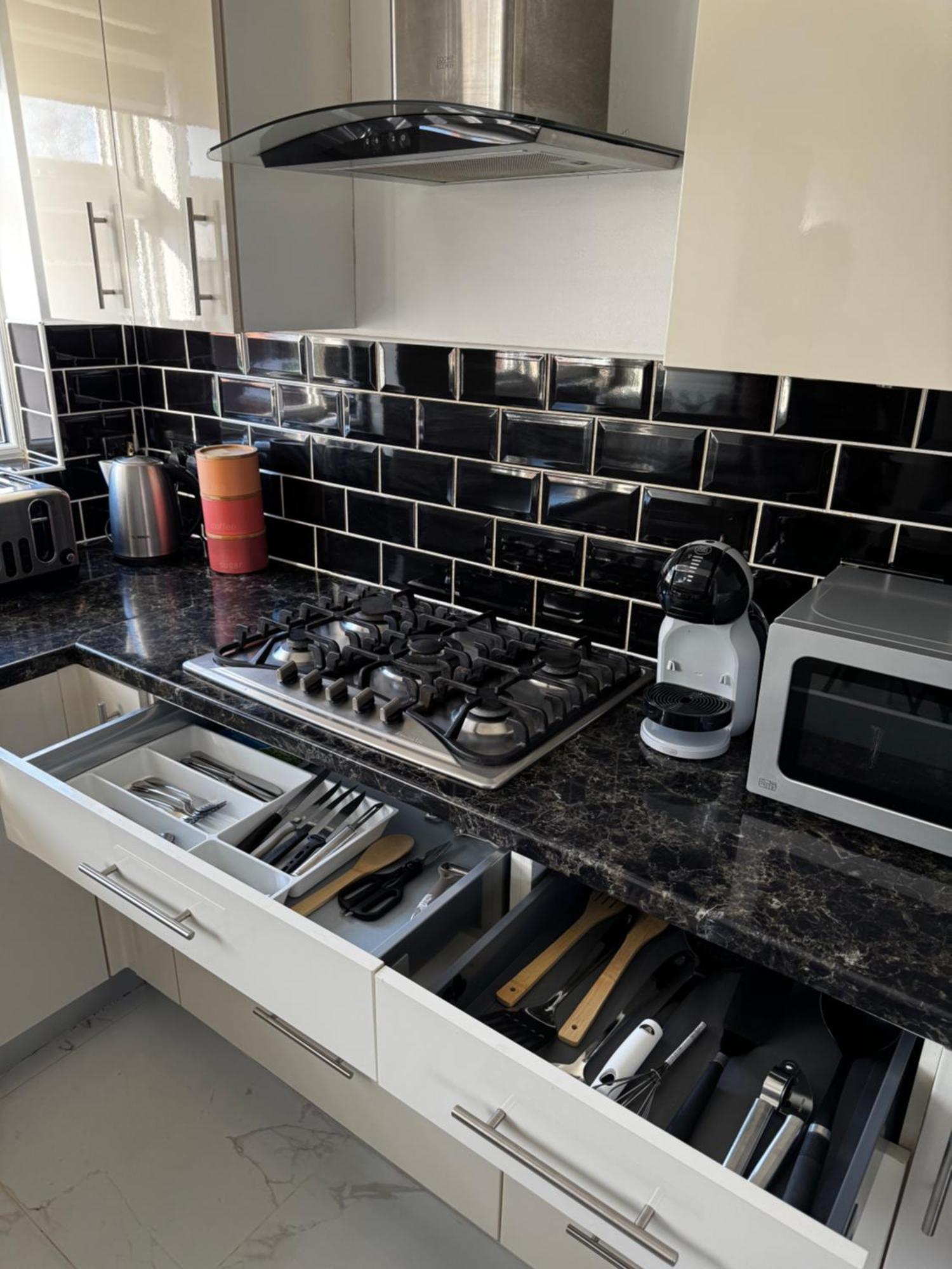 3br, 6 X Free Off Street Parking, Cctv,perfect For Business Trip & Families & Working Proffesional-long Term,m1 J25-10min ,wi-fi 500mb,netflix,secure Huge Private Garden,fully Equiped Kitchen,few Local Shops- Peaceful & Convenient,
