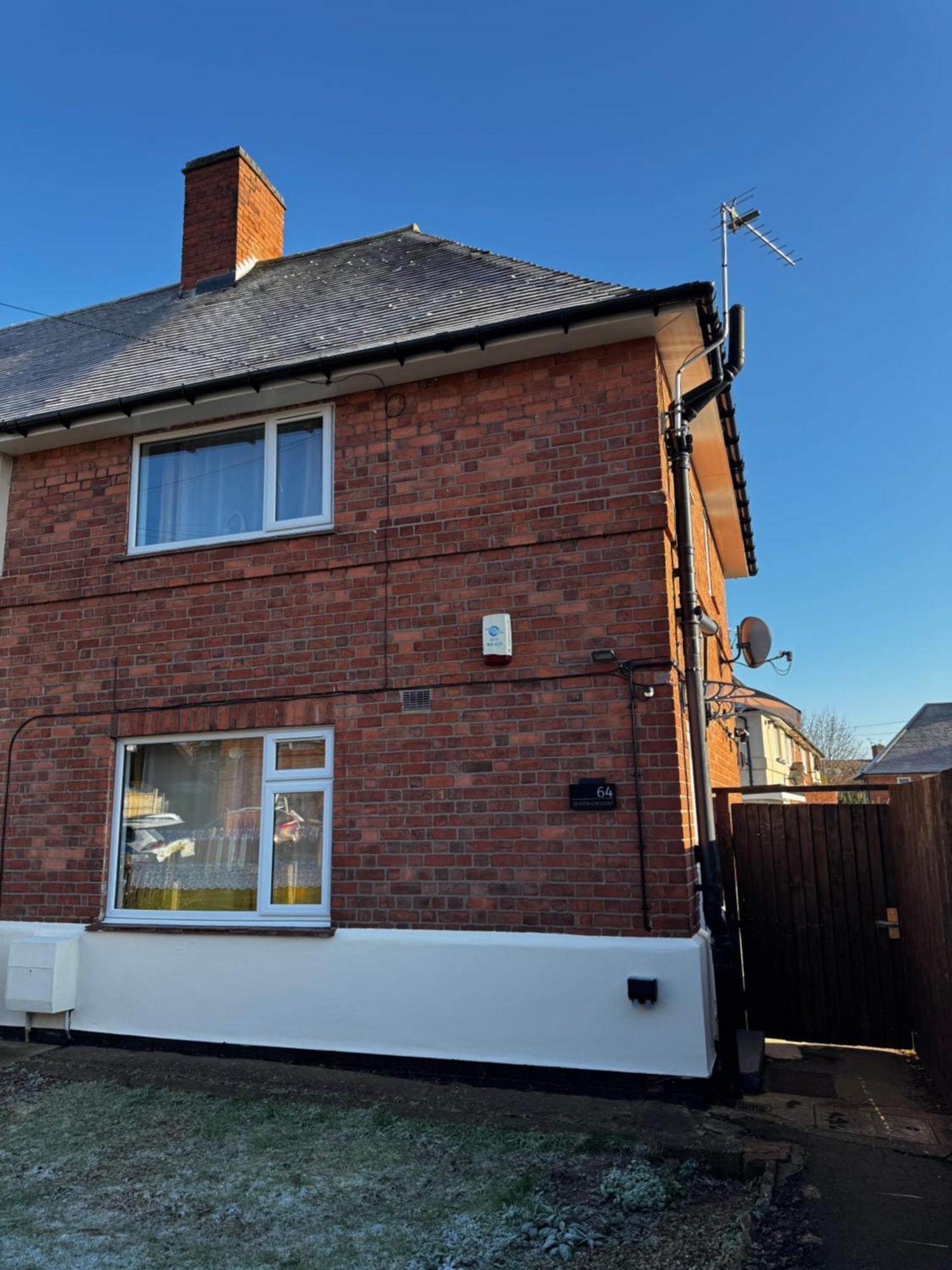 Holiday home 3br, 6 X Free Off Street Parking, Cctv,perfect For Business Trip & Families & Working Proffesional-long Term,m1 J25-10min ,wi-fi 500mb,netflix,secure Huge Private Garden,fully Equiped Kitchen,few Local Shops- Peaceful & Convenient, *