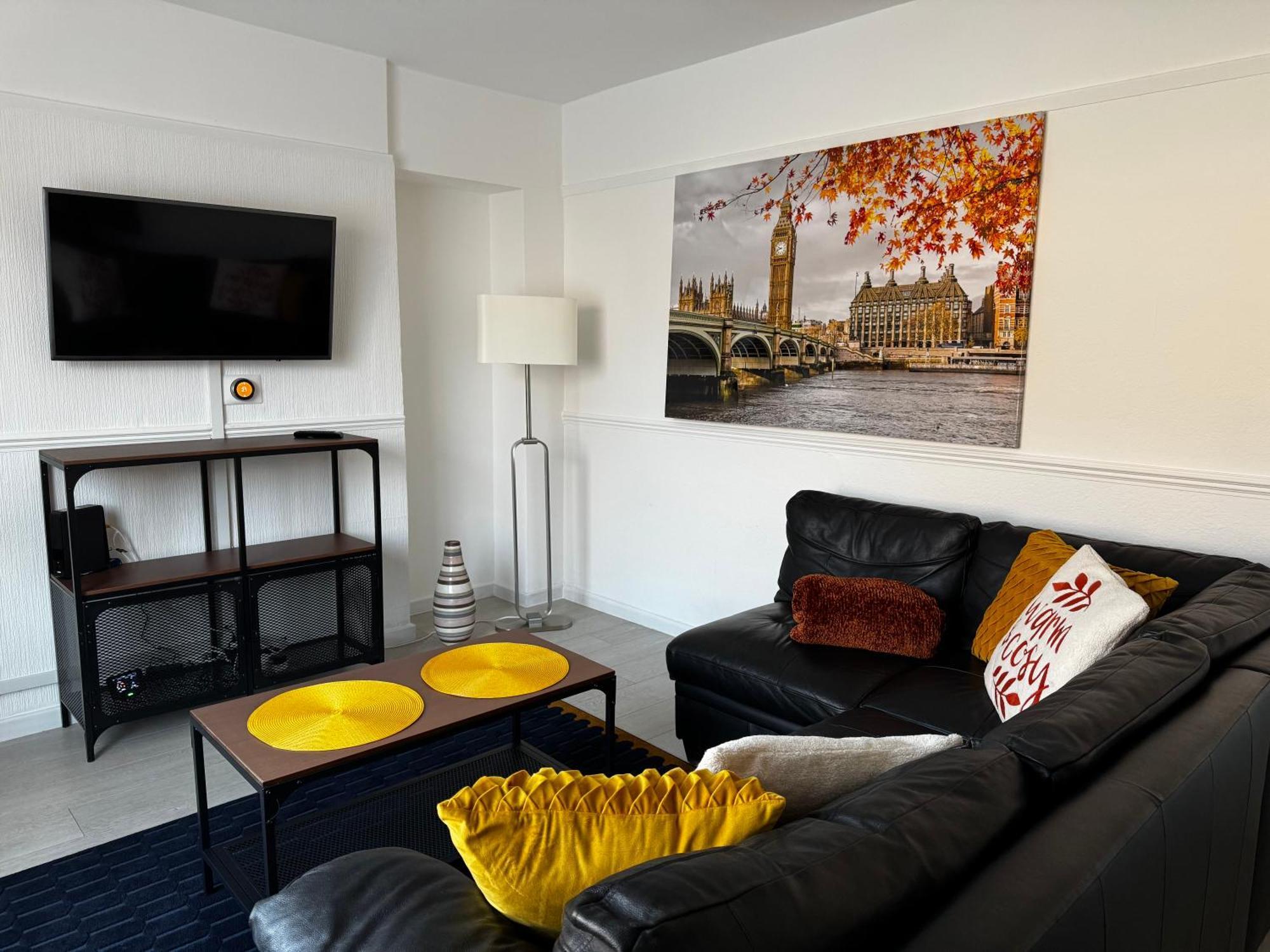 Holiday home 3br, 6 X Free Off Street Parking, Cctv,perfect For Business Trip & Families & Working Proffesional-long Term,m1 J25-10min ,wi-fi 500mb,netflix,secure Huge Private Garden,fully Equiped Kitchen,few Local Shops- Peaceful & Convenient, Nottingham
