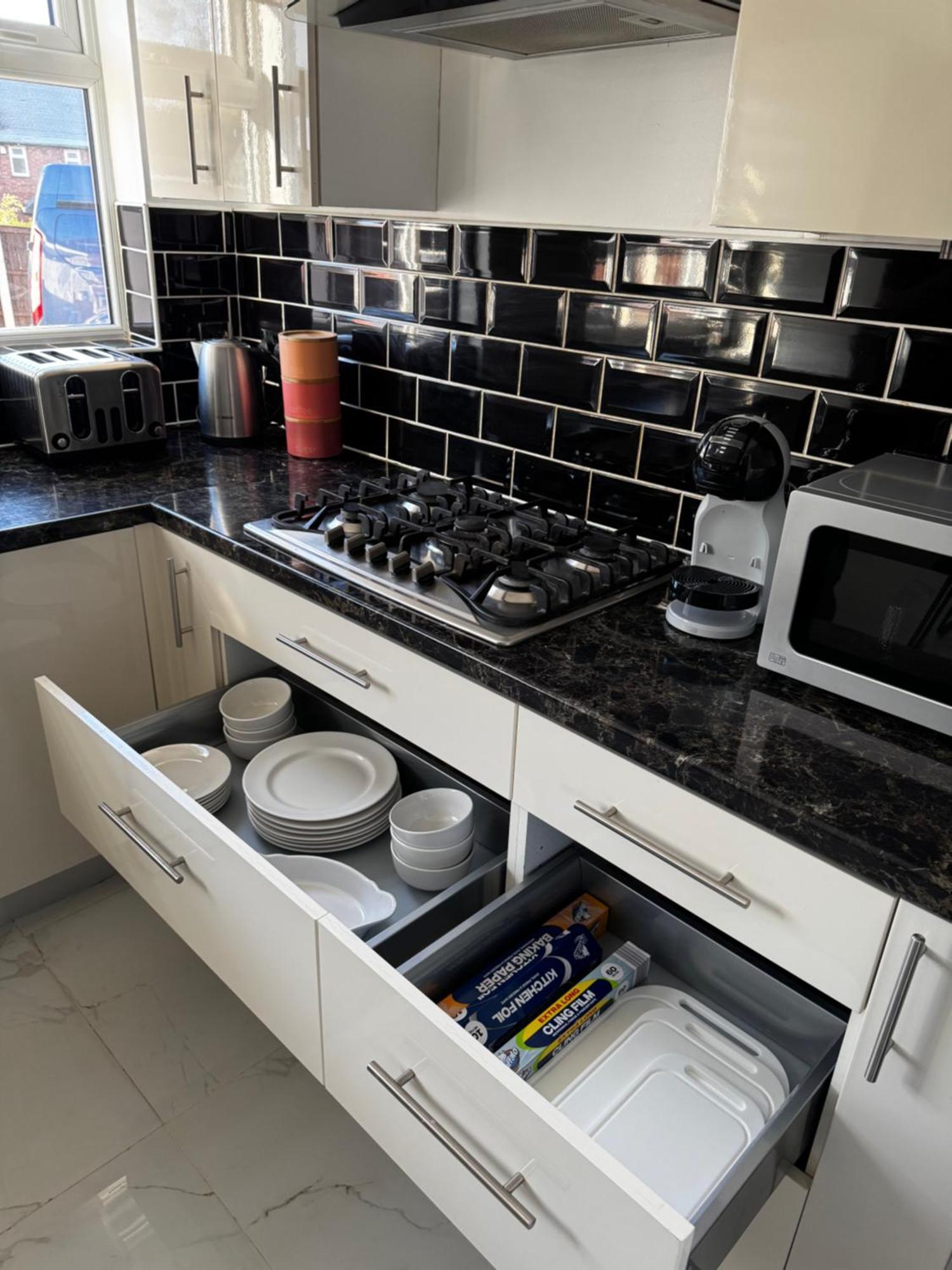 3br, 6 X Free Off Street Parking, Cctv,perfect For Business Trip & Families & Working Proffesional-long Term,m1 J25-10min ,wi-fi 500mb,netflix,secure Huge Private Garden,fully Equiped Kitchen,few Local Shops- Peaceful & Convenient, Holiday home *