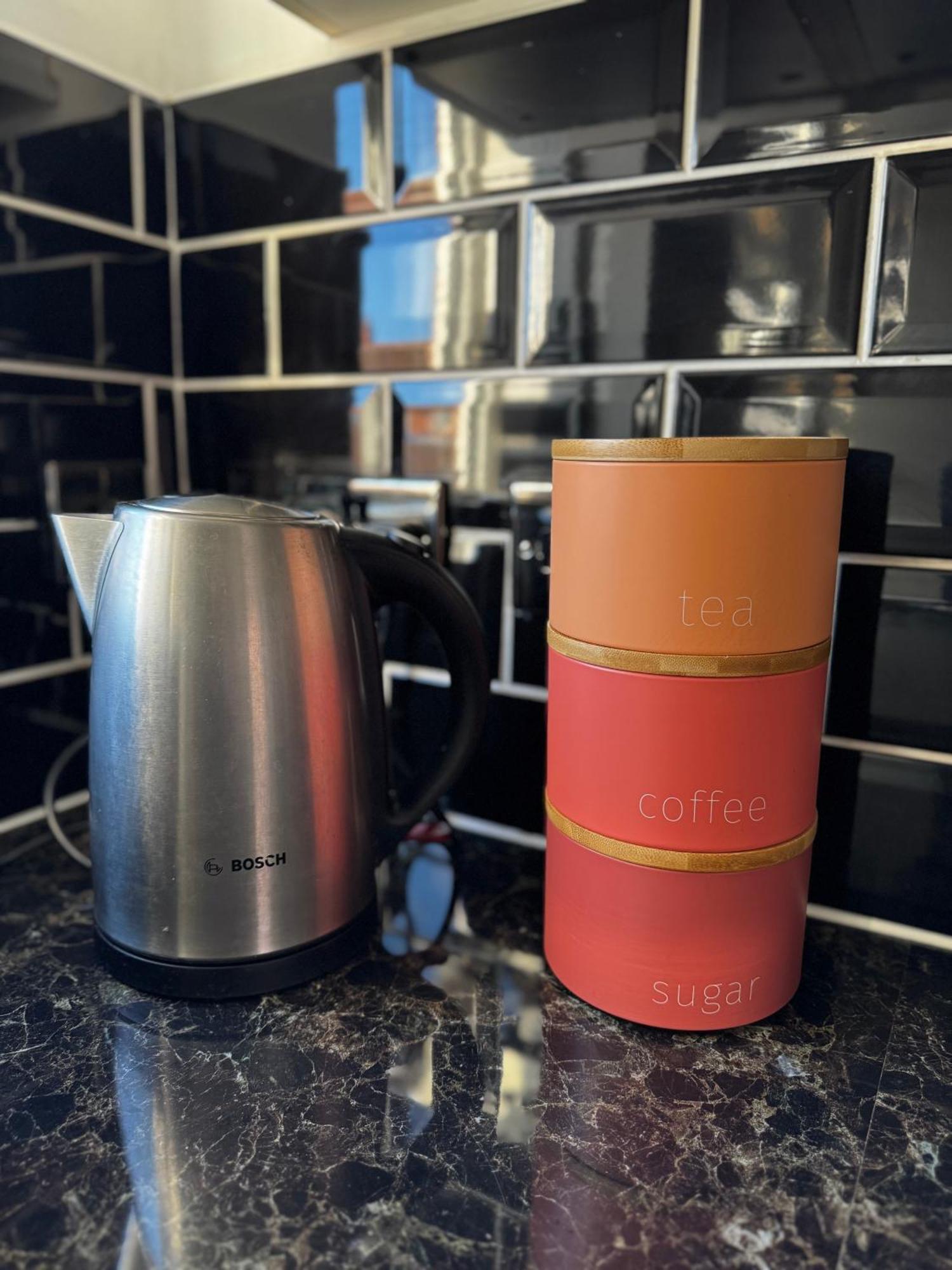 3br, 6 X Free Off Street Parking, Cctv,perfect For Business Trip & Families & Working Proffesional-long Term,m1 J25-10min ,wi-fi 500mb,netflix,secure Huge Private Garden,fully Equiped Kitchen,few Local Shops- Peaceful & Convenient,