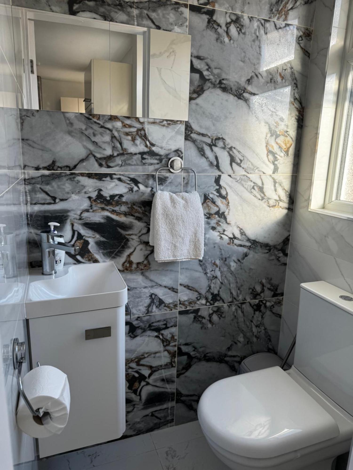 3br, 6 X Free Off Street Parking, Cctv,perfect For Business Trip & Families & Working Proffesional-long Term,m1 J25-10min ,wi-fi 500mb,netflix,secure Huge Private Garden,fully Equiped Kitchen,few Local Shops- Peaceful & Convenient,