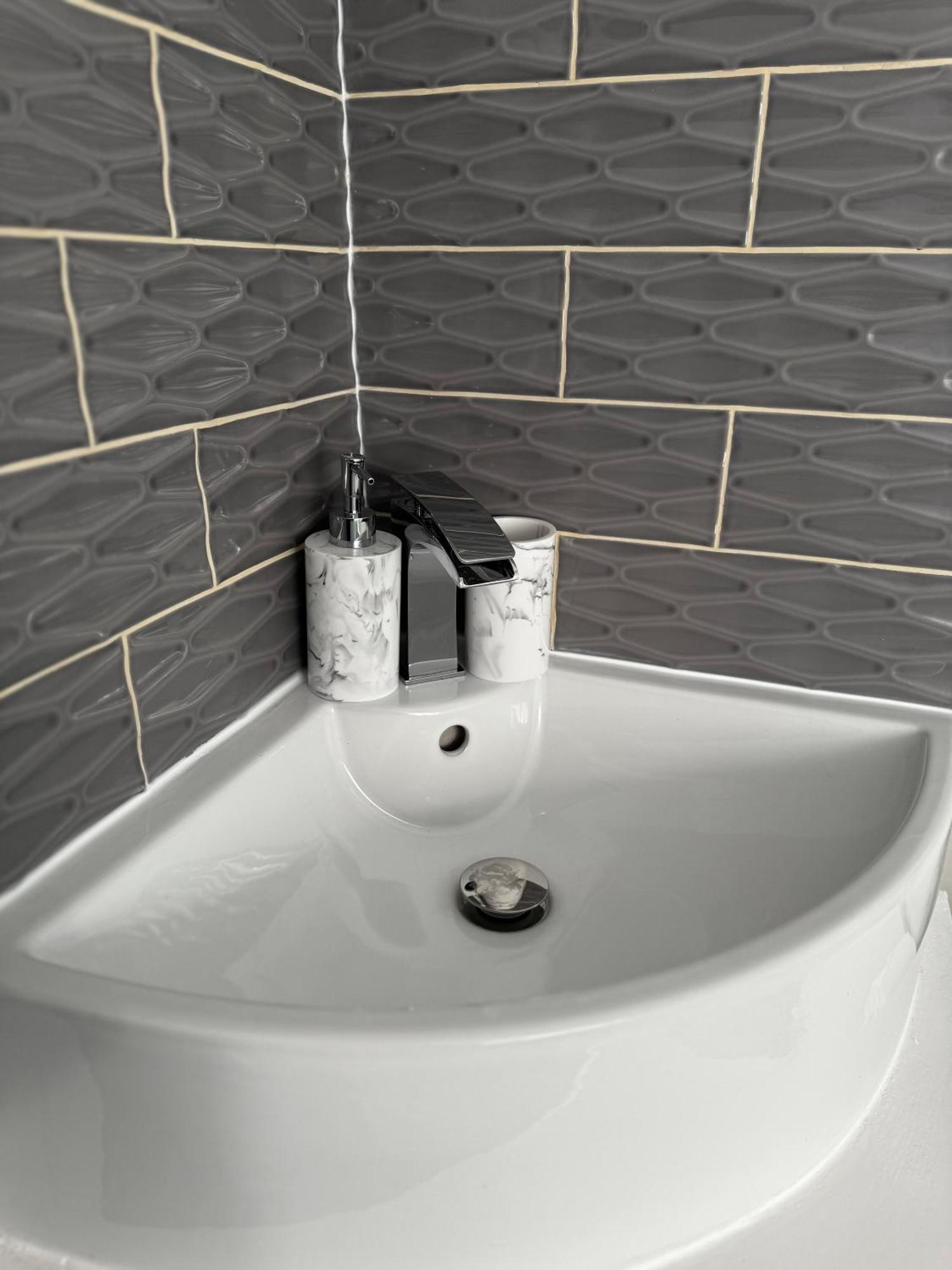3br, 6 X Free Off Street Parking, Cctv,perfect For Business Trip & Families & Working Proffesional-long Term,m1 J25-10min ,wi-fi 500mb,netflix,secure Huge Private Garden,fully Equiped Kitchen,few Local Shops- Peaceful & Convenient, Nottingham