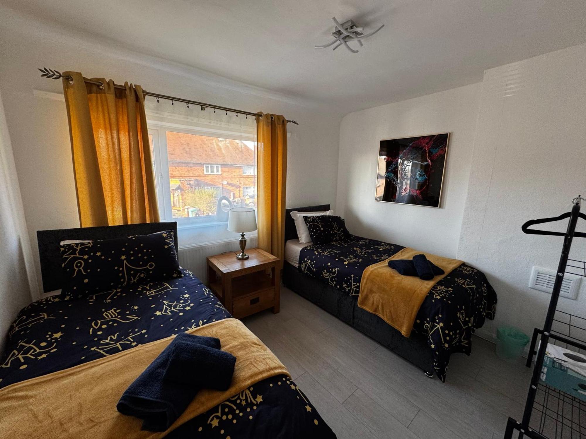 3br, 6 X Free Off Street Parking, Cctv,perfect For Business Trip & Families & Working Proffesional-long Term,m1 J25-10min ,wi-fi 500mb,netflix,secure Huge Private Garden,fully Equiped Kitchen,few Local Shops- Peaceful & Convenient, Holiday home Nottingham