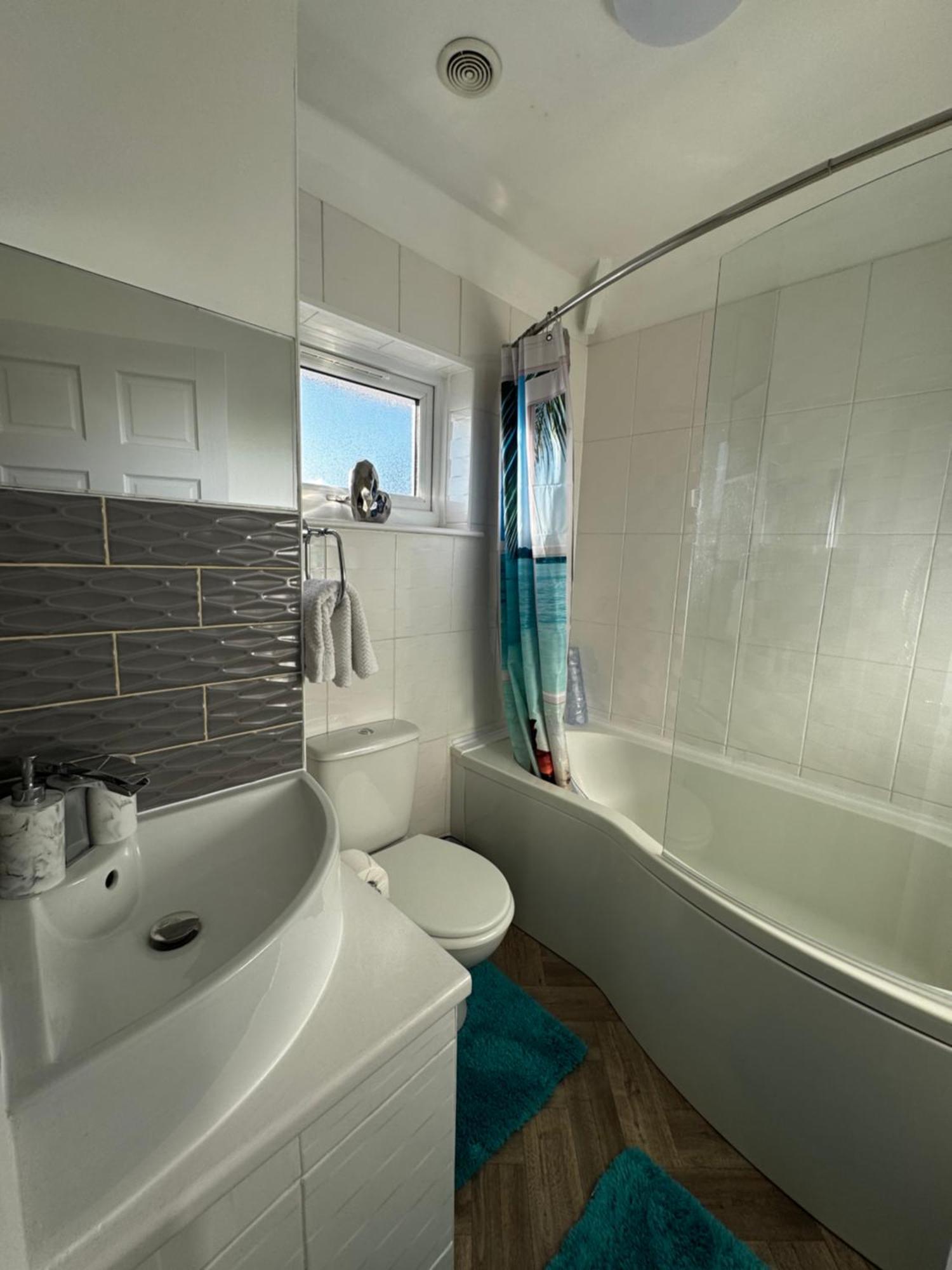 3br, 6 X Free Off Street Parking, Cctv,perfect For Business Trip & Families & Working Proffesional-long Term,m1 J25-10min ,wi-fi 500mb,netflix,secure Huge Private Garden,fully Equiped Kitchen,few Local Shops- Peaceful & Convenient, *