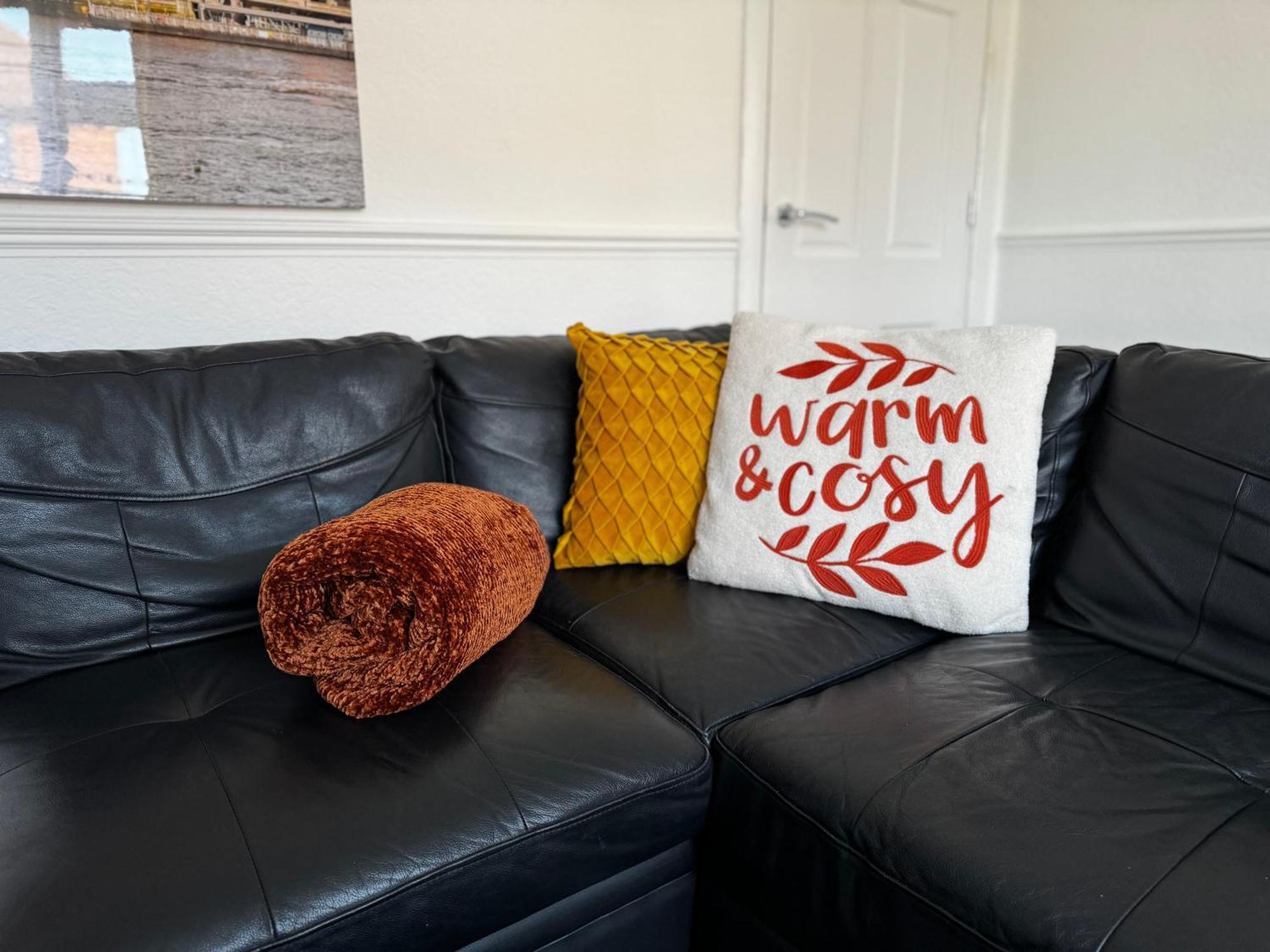 3br, 6 X Free Off Street Parking, Cctv,perfect For Business Trip & Families & Working Proffesional-long Term,m1 J25-10min ,wi-fi 500mb,netflix,secure Huge Private Garden,fully Equiped Kitchen,few Local Shops- Peaceful & Convenient, Holiday home *