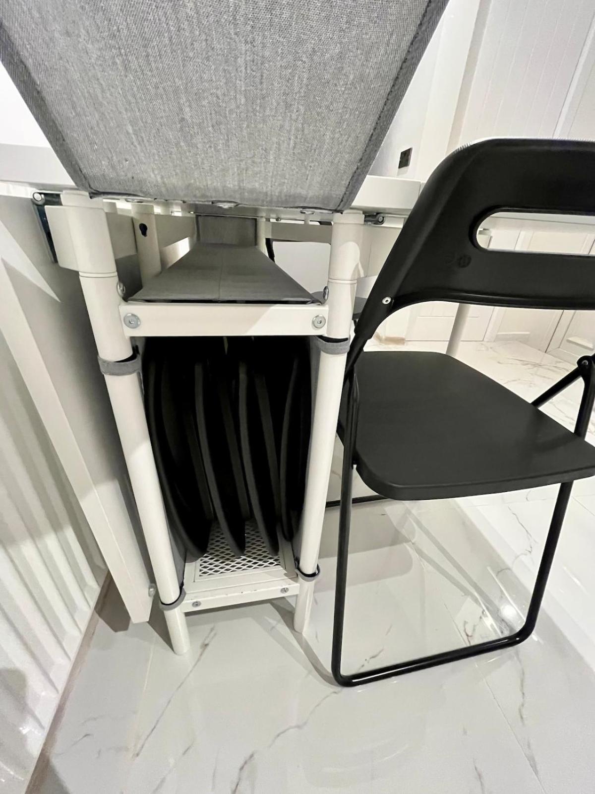 3br, 6 X Free Off Street Parking, Cctv,perfect For Business Trip & Families & Working Proffesional-long Term,m1 J25-10min ,wi-fi 500mb,netflix,secure Huge Private Garden,fully Equiped Kitchen,few Local Shops- Peaceful & Convenient, Holiday home