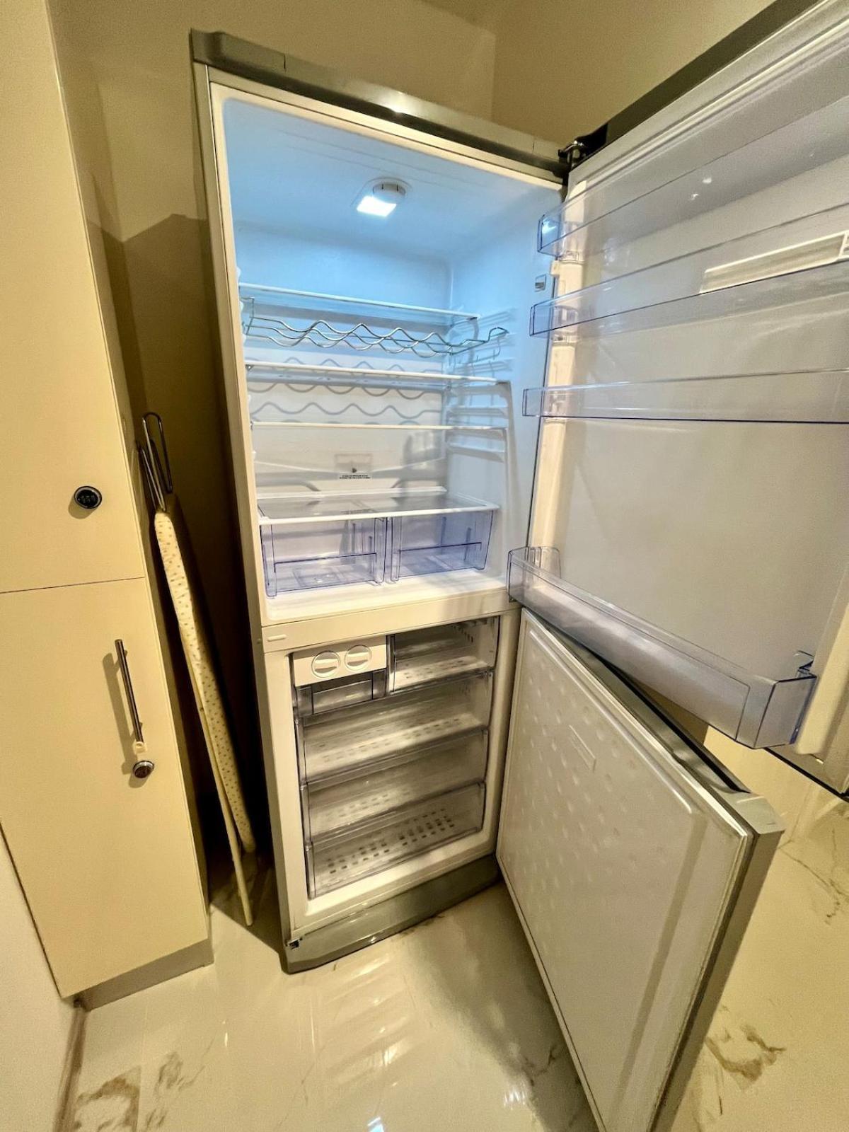 3br, 6 X Free Off Street Parking, Cctv,perfect For Business Trip & Families & Working Proffesional-long Term,m1 J25-10min ,wi-fi 500mb,netflix,secure Huge Private Garden,fully Equiped Kitchen,few Local Shops- Peaceful & Convenient,